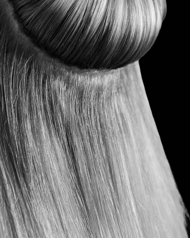 Nahaufnahme am Hinterkopf: abgeteiltes Deckhaar, darunter der Ansatz der Tresse